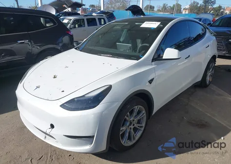 2023 Tesla Model Y Awd/Long Range Dual Motor All-Wheel Drive z USA, uszkodzony, nr VIN 7SAYGDEE6PF798030